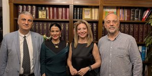 Συλλογή υπογραφών για το κόμμα Καρυστιανού