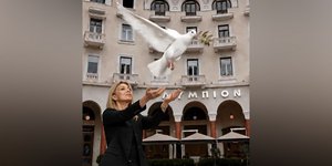 Η Μαρία Καρυστιανού, αφήνοντας το περιστέρι από τα χέρια της