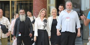 Η Μαρία Καρυστιανού με φόρεμα-δημιουργία του Βασίλη Ζούλια στην παρουσίαση του κόμματός της