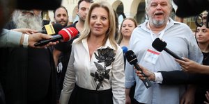 Μαρία Καρυστιανού: Με φόρεμα του Βασίλη Ζούλια με μαύρο τριαντάφυλλο στην παρουσίαση του κόμματός της