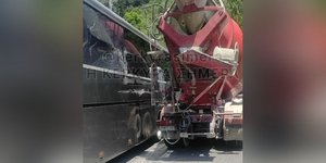 Τουριστικό λεωφορείο συγκρούστηκε με μπετονιέρα