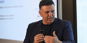 Βασίλης Κικίλιας κραταει μικροφωνο