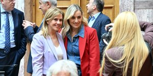Η Ελεονώρα Μελέτη με την Ζωή Ράπτη ποζάρουν για μια φωτό στην ΚΟ της ΝΔ