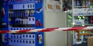 Κορδέλα έξω από το κατάστημα όπου έπεσαν οι πυροβολισμοί στην Πατησίων