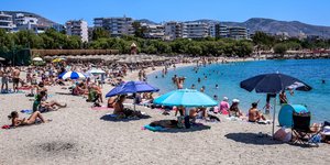 Κόσμος στην παραλία