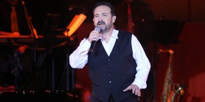 Ο τραγουδιστής Κώστας Μακεδόνας 