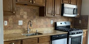 3 DIY εφαρμογές μπογιάς μετέτρεψαν αυτή την πολύ καφέ κουζίνα σε έναν χαρούμενο χώρο