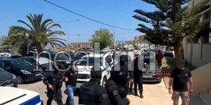 Αστυνομικοί έξω από την εισαγγελία