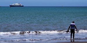 Το κρουαζιερόπλοιο MV Hondius αγκυροβολημένο ανοικτά του Πράσινου Ακρωτηρίου