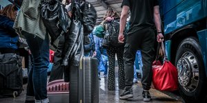 Λεωφορείο ΚΤΕΛ και επιβάτες