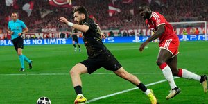 Ο Κβίτσα Κβαρατσκέλια με τον Ουπαμεκανό στον δεύτερο ημιτελικό της Παρί Σεν Ζερμέν με την Μπάγερν Μονάχου