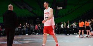 Ο Κώστας Παπανικολάου στο glass floor του «Telekom Center Athens» κατά την διάρκεια της προπόνησης του Ολυμπιακού