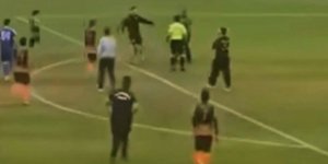 Ο υποψήφιος βουλευτής την ώρα που επιτίθεται στον βοηθό διαιτητή