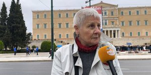 Η κυρία Όλγα, 80 ετών, έξω από τη Βουλή
