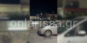 Η στιγμή που ανήλικος πέταξε νερόμπομπα σε αυτοκίνητο