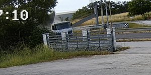 Η στιγμή που το φορτηγό γκρεμίζει γέφυρα σήμανσης στη Λάρισα