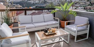 Mια μικρή βεράντα μπορεί να γίνει το πιο απολαυστικό σημείο του σπιτιού, αρκεί να αποφύγετε τα λάθη που τη μικραίνουν