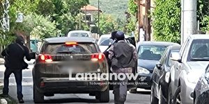 Η στιγμή που οι ληστές με τα καλάσνικοφ φεύγουν από την τράπεζα στην Κάτω Τιθορέα