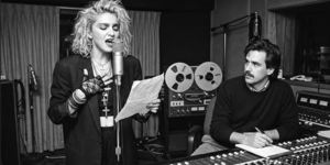 Ο άνθρωπος πίσω από τα “Like a Prayer” και “La Isla Bonita” κοιτάζει πίσω σε μια καριέρα που τον έφερε δίπλα σε θρύλους όπως ο Έλτον Τζον και ο Μάικλ Τζάκσον / INSTAGRAM