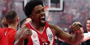 Ο ΜακΚίσικ πανηγυρίζει την κατάκτηση της Euroleague 2026 με τον Ολυμπιακό 