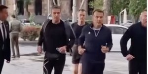 Ο Μακρόν με σορτσάκι και αθλητικά για τζόκινγκ στο Γερεβάν
