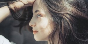 γυναίκα με ωραία μαλλιά βάζει ρυζόνερο ή νερό καρύδας