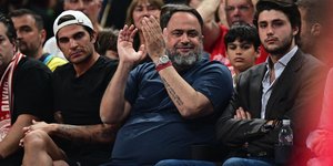 Ο Βαγγέλης Μαρινάκης πανηγυρίζει καλάθι