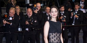 Με διάφανο φόρεμα η Μαριόν Κοτιγιάρ αψηφά το dress code του Φεστιβάλ Καννών