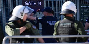 MAT μπροστά στη Θύρα 13