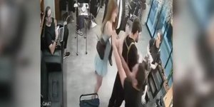 Γυναίκα κάρφωσε κομμωτή στον αυχένα