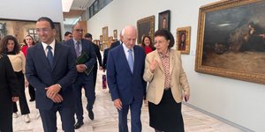 Η Λίνα Μενδώνη με τον André Azoulay και τον Lahcen Essaadi, στην Εθνική Πινακοθήκη