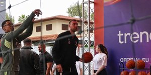 Ο Μιλουτίνοφ εκτελεί βολή στο event