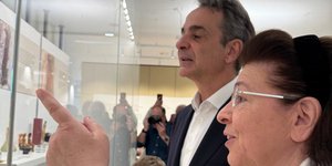 Η Υπουργός Πολιτισμού Λίνα Μενδώνη ξεναγεί τον Πρωθυπουργό Κυριάκο Μητσοτάκη στο μουσείο «Θεσσαλονικέων Μητρόπολις»