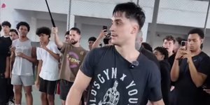 Ο ΜΚ ενώ παίζει μπάσκετ