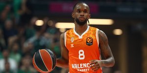 Ο Ζαν Μοντέρο κατεβάζει τη μπάλα στο παιχνίδι του Παναθηναϊκού με τη Βαλένθια