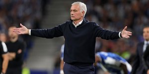 Ο Ζοσέ Μουρίνιο με τα χέρια ανοιχτά κατά τη διάρκεια αγώνα