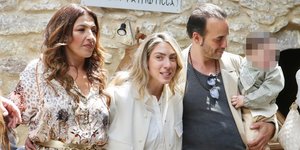 Πάνος Μουζουράκης και Μαριλού Κόζαρη βάπτισαν τον γιο τους -Νονά η Έλενα Παπαρίζου [εικόνες]