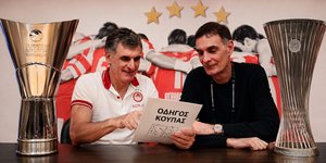 O Χοσέ Λουίς Μεντιλίμπαρ δίνει τις συμβουλές του στον Γιώργο Μπαρτζώκα ενόψει του Final Four της Euroleague