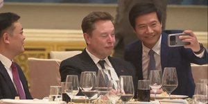 Ο Έλον Μασκ κάνει γκριμάτσες σε selfie με τον CEO της Xiaomi 