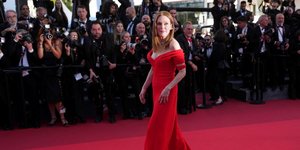 Η Τζούλιαν Μουρ με κόκκινο βραδινό φόρεμα στις Κάννες 2026