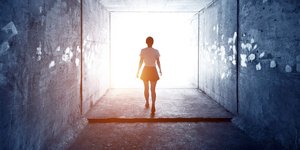 Ο όρος «εμπειρία κοντά στον θάνατο» (Near-Death Experience) καθιερώθηκε από τον ψυχίατρο Raymond Moody, ο οποίος είχε βιώσει και ο ίδιος μια τέτοια εμπειρία / UNSPLASH