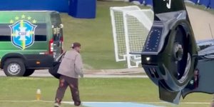 Ο Νείμάρ στην άφιξή του στην προπόνηση της εθνικής Βραζιλίας
