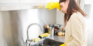 Πώς να εξαλείψουμε τις μυρωδιές από τον νεροχύτη και ποια είναι τα πιο αποτελεσματικά μέσα και προϊόντα / UNSPLASH