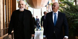 Ο Νίκος Δένδιας κατά τη συνάντηση που είχε με τον Έντι Ράμα 