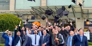 Φοιτητές πετάνε καπέλα 