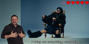O δάσκαλος Ελληνικής Νοηματικής στο βίντεο του Akylas