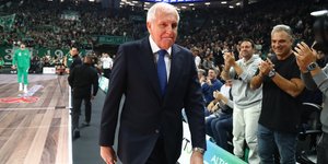 Ο Ζέλικο Ομπράντοβιτς περπατά στο ΟΑΚΑ