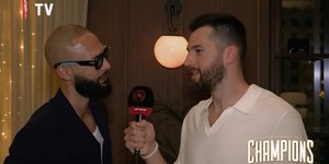 Ο Άλεκ Πίτερς παίρνει συνέντευξη από τον Εβάν Φουρνιέ
