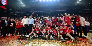 Η ομάδα του Ολυμπιακού στην απονομή της Euroleague στο «Telekom Center Athens»
