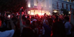 Στιγμιότυπο από τους πανηγυρισμούς φίλων του Ολυμπιακού στον Πειραιά για την πρόκριση στον τελικό της Euroleague
